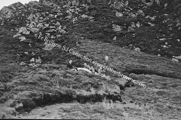 SLIEVE LEAGUE PARK  GROUP RESTING ON WAY UP